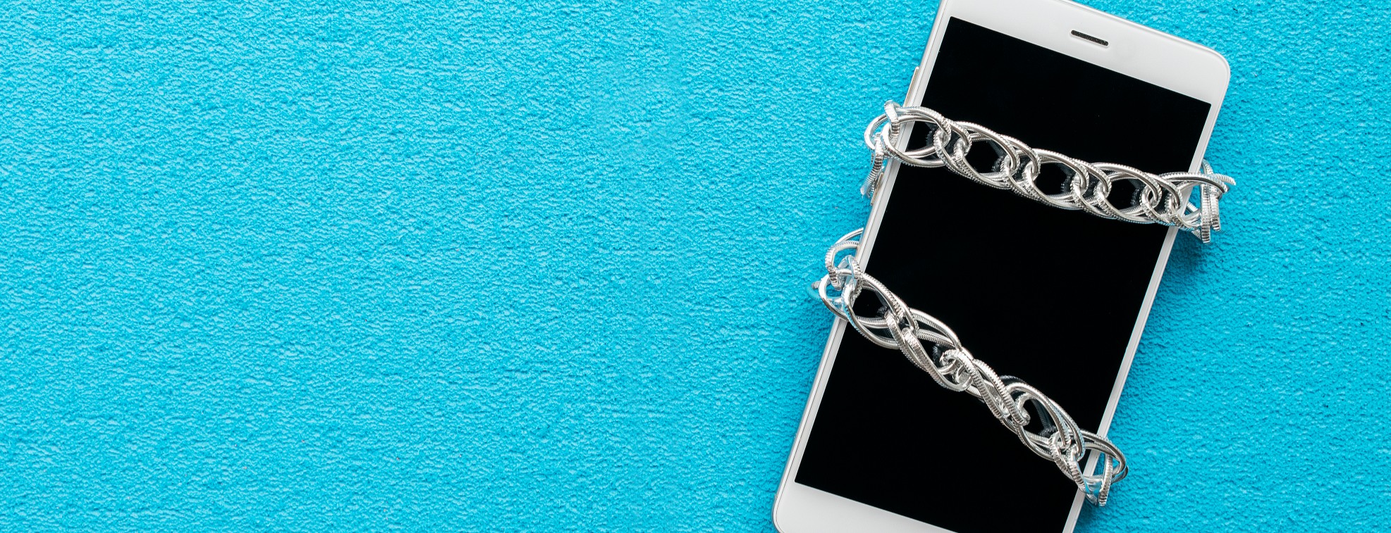 A phone trapped in chain to avoid using it as a distraction